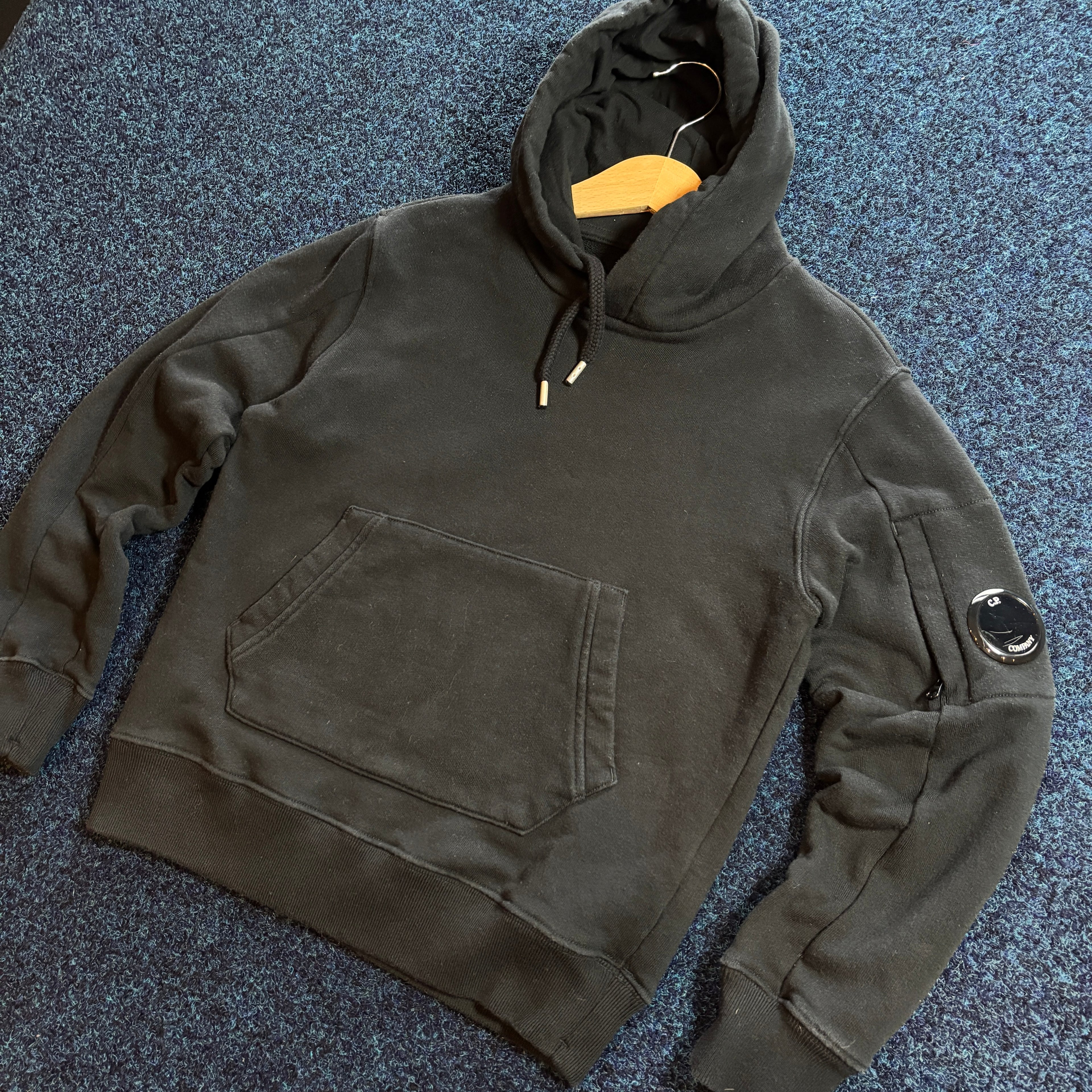 ARM LENS HOODIE BLACK