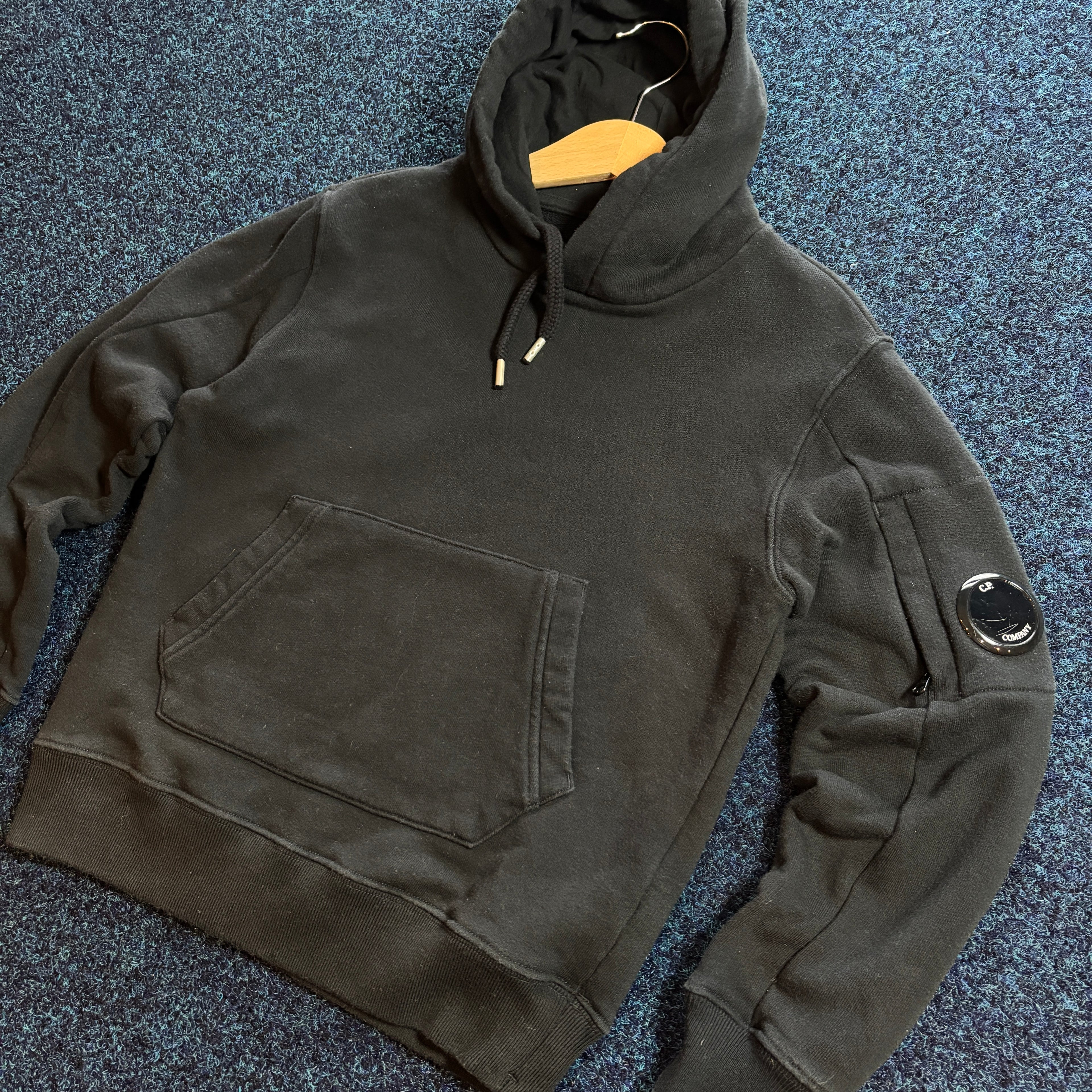 ARM LENS HOODIE BLACK