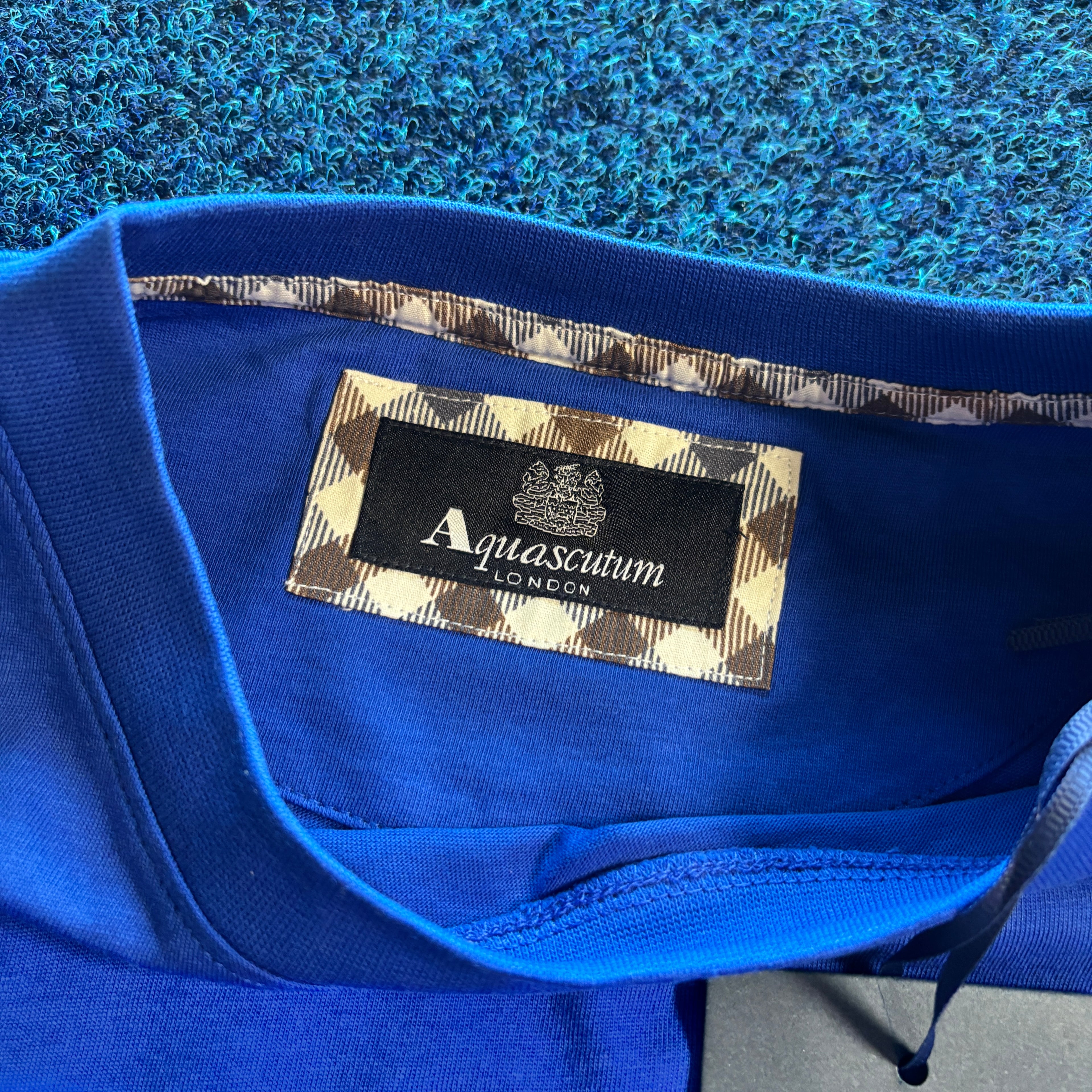 SCUTUM VERTICAL GRAPHIC TEE BLUE