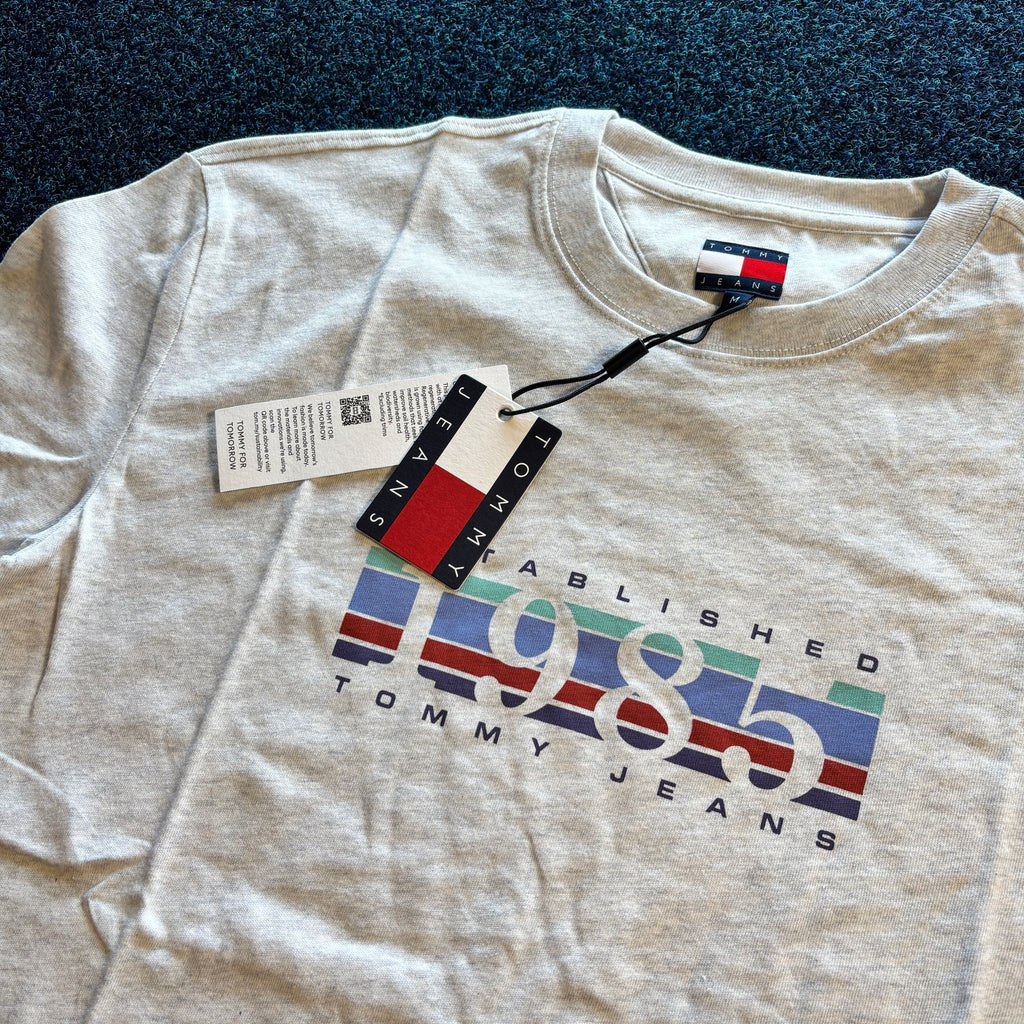 TOMMY 1985 GRAPHIC TEE GREY
