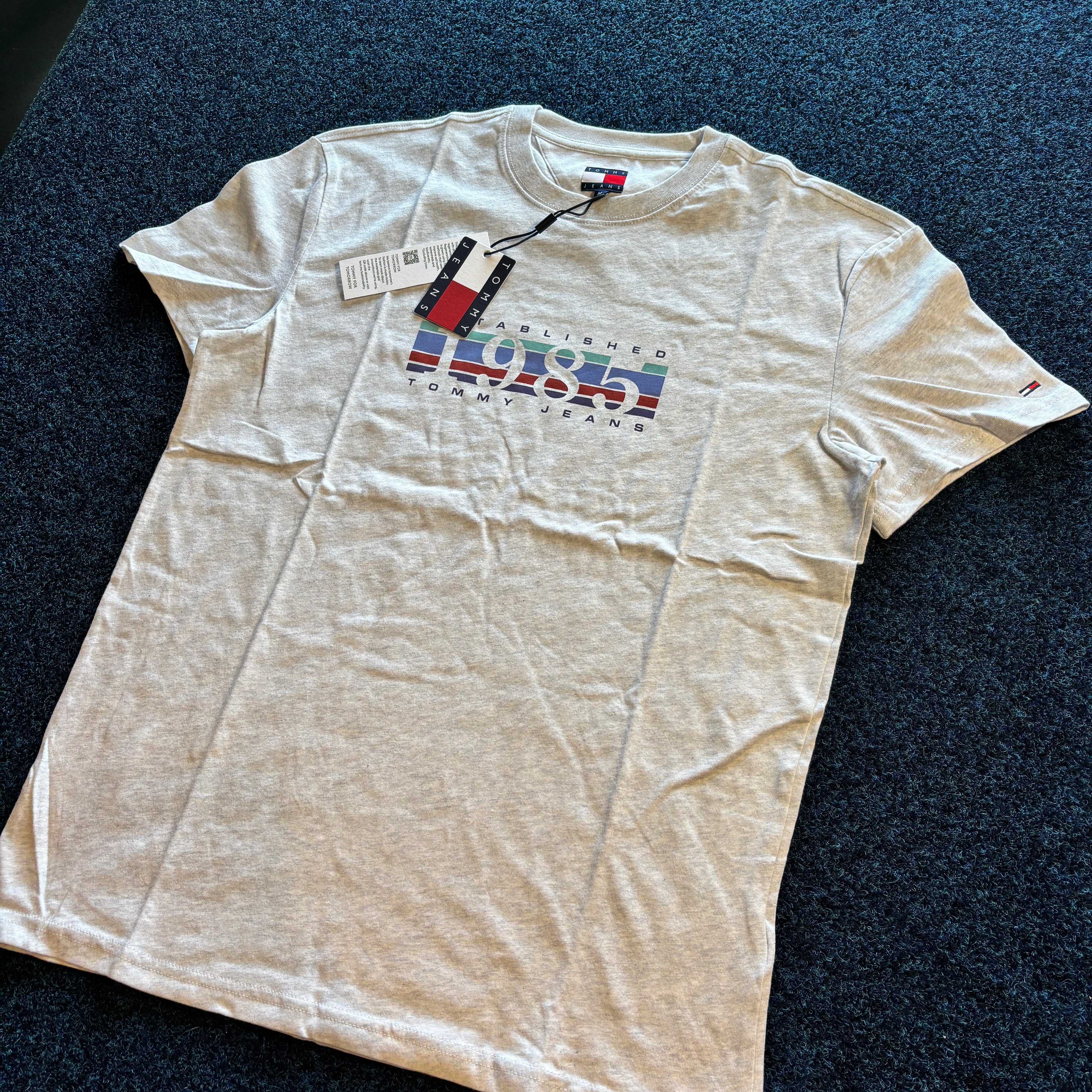 TOMMY 1985 GRAPHIC TEE GREY