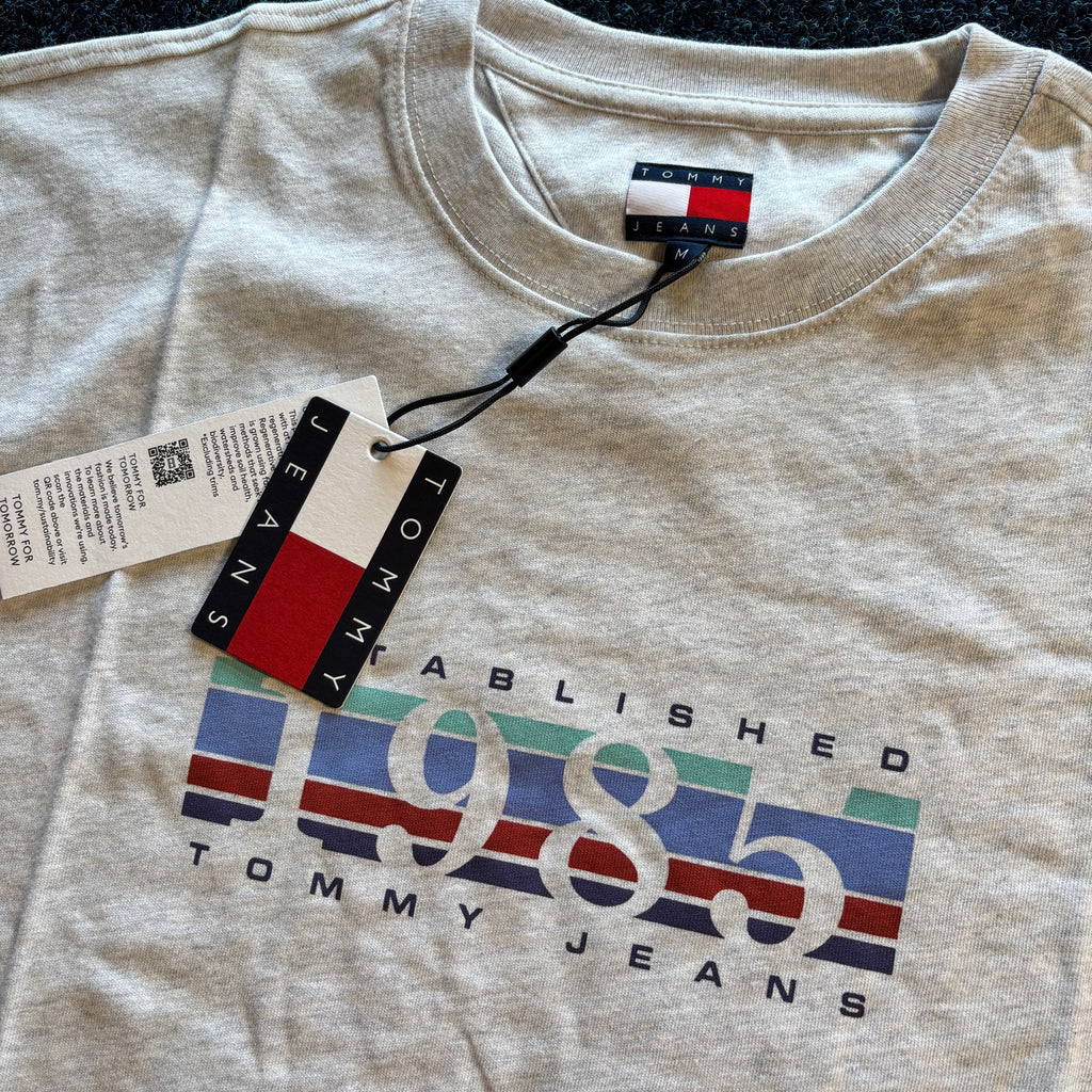TOMMY 1985 GRAPHIC TEE GREY